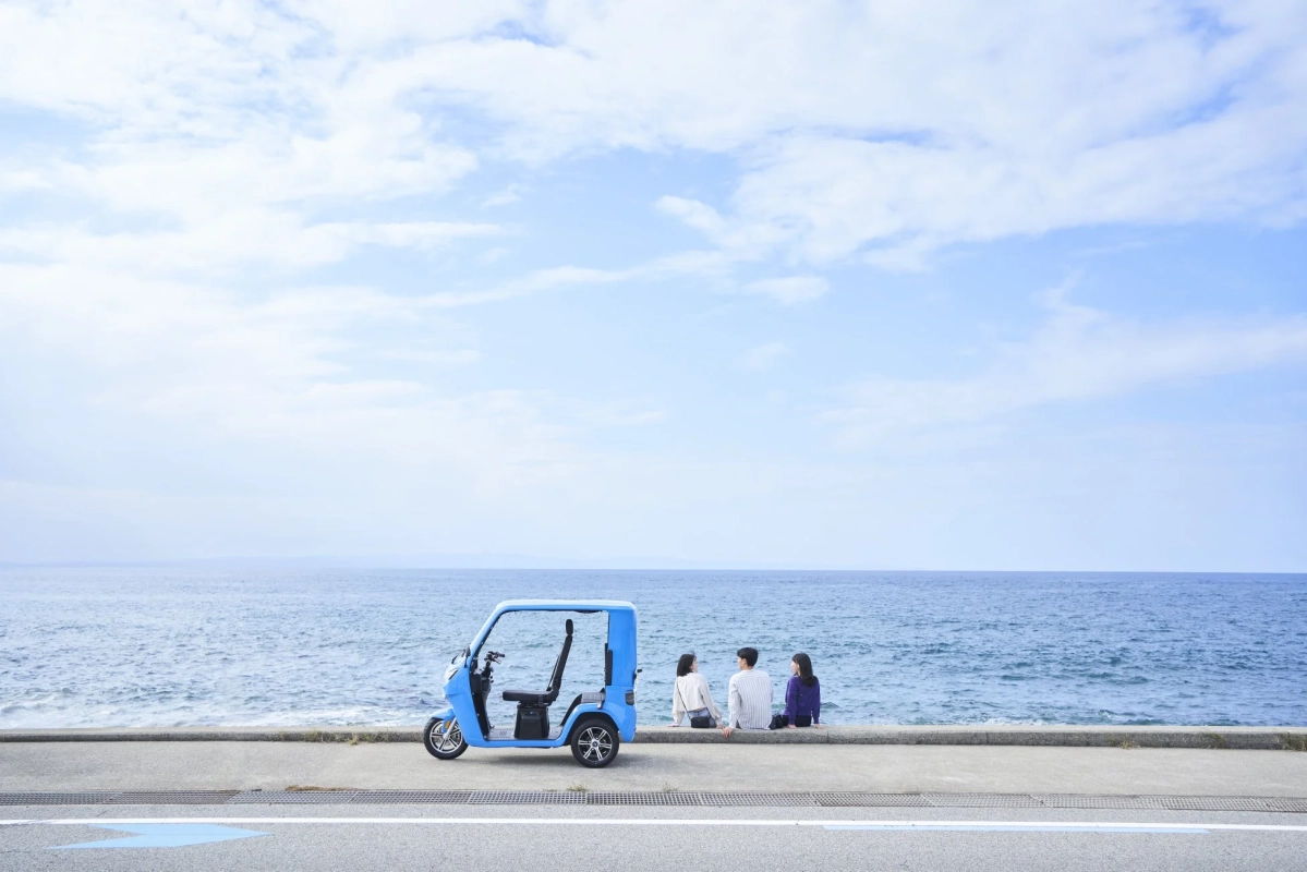 EVトゥクトゥクと海辺の人々