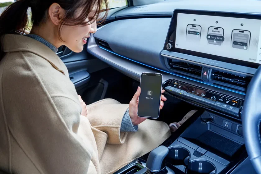 車内でスマートフォンを操作する女性