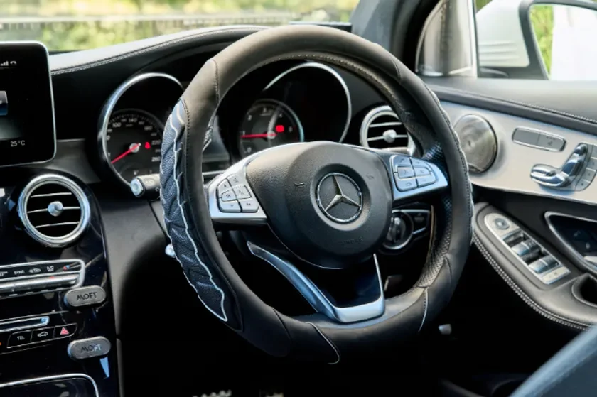 メルセデスベンツの車内に装着されたステアリングカバー