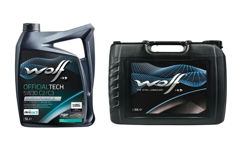 Wolfブランドのエンジンオイルの容器が2つ並んでいます。左は5リットルの「OFFICIALTECH 5W30 C2/C3」全合成モーターオイルで、エンジンの清浄性や燃費向上を謳っています。右は「THE VITAL LUBRICANT」と記された20リットル容器です。