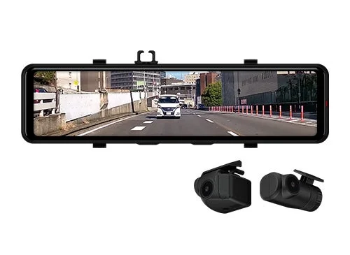 デジタルルームミラーに走行中の道路と前方の車が映し出されており、下部には2つの車載カメラユニットが配置されています。