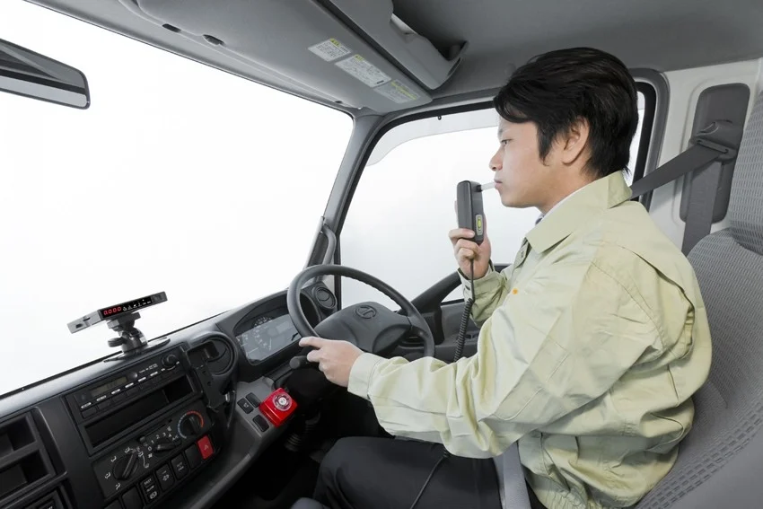 アルコール検知器を使用する男性