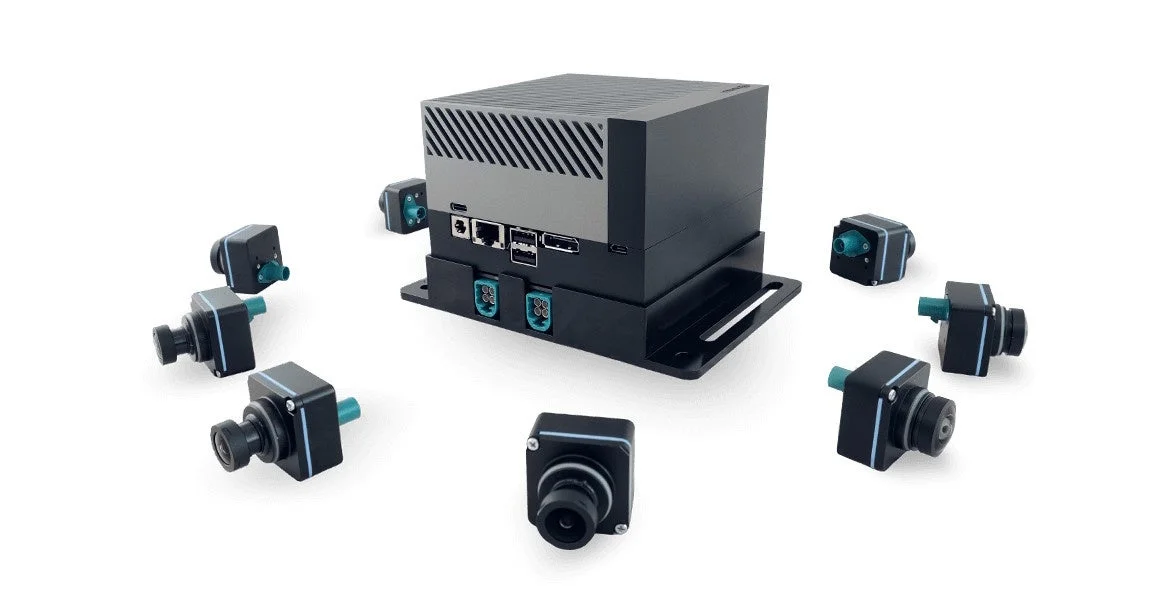 複数の小型カメラが中央のコンピューティングユニットを取り囲む