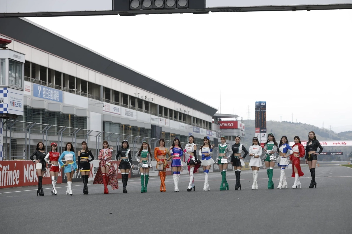 レースクイーンの集合写真