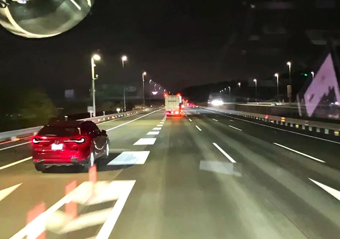 夜間の高速道路を走行する車両