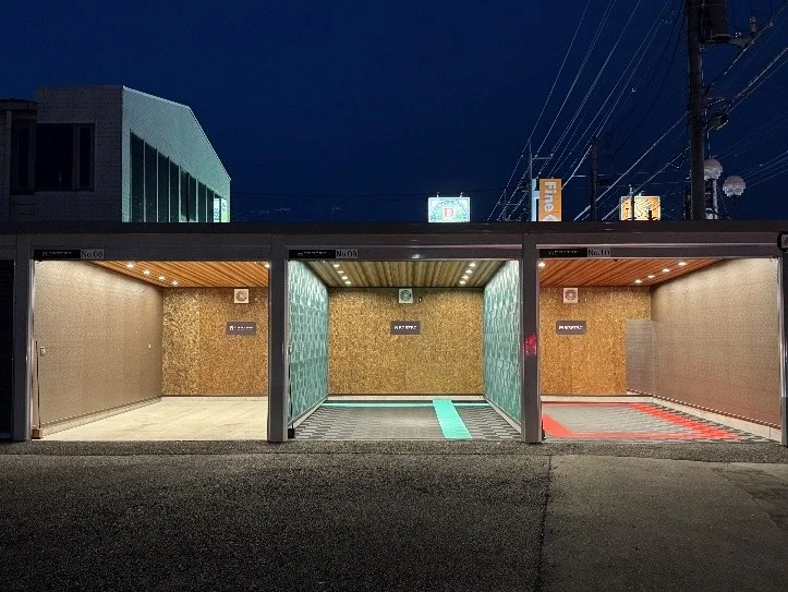 夜間にライトアップされた3つのモダンなレンタルボックス