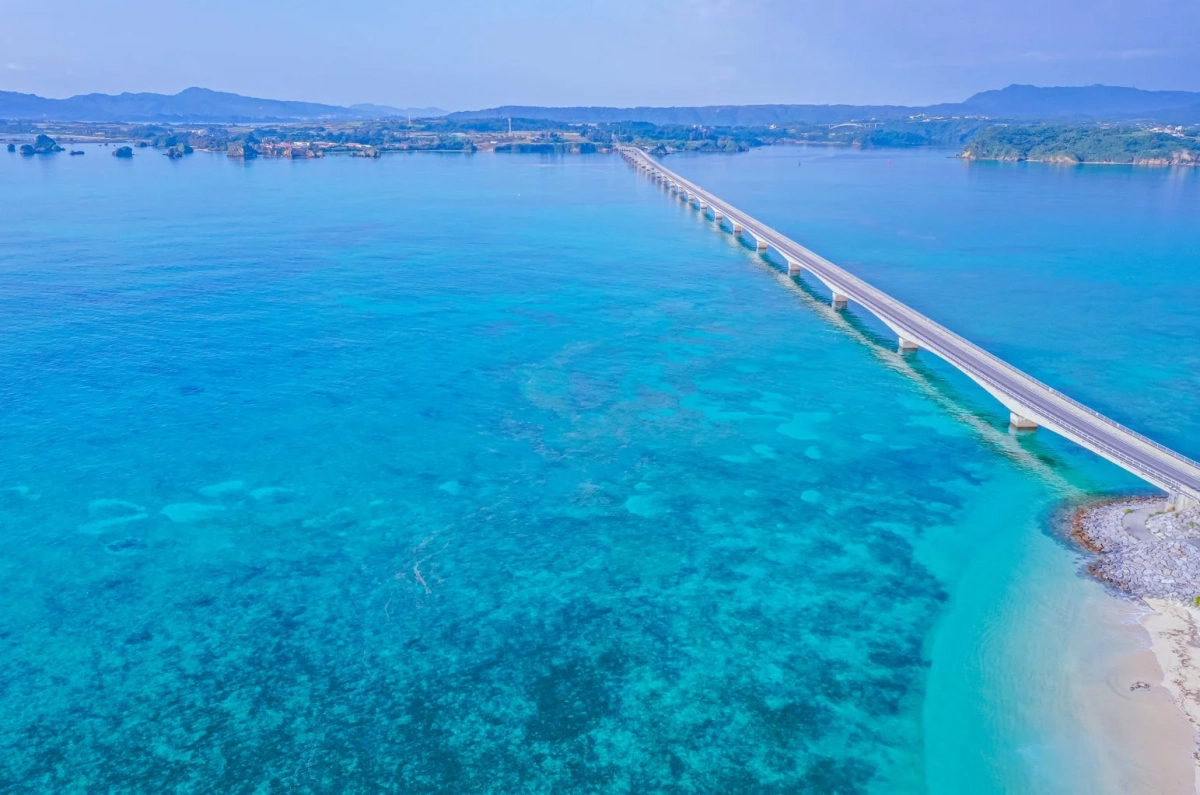 沖縄の橋と海