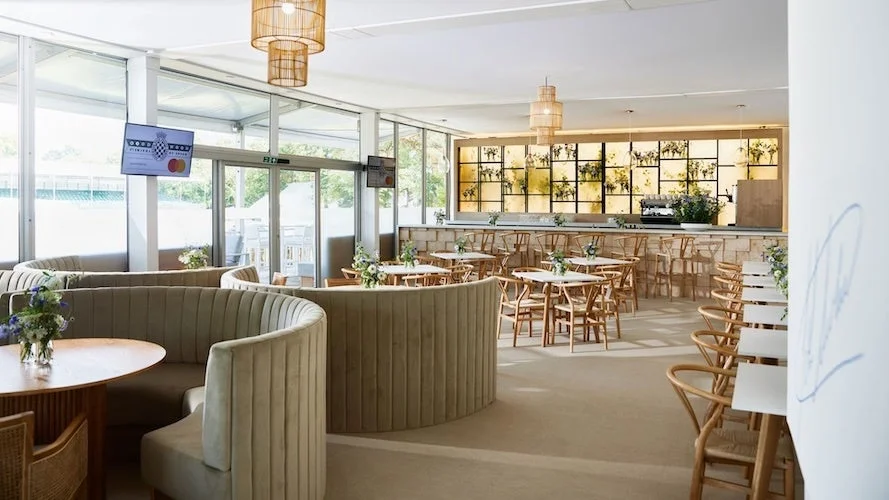 明るくモダンな内装のレストランまたはカフェ