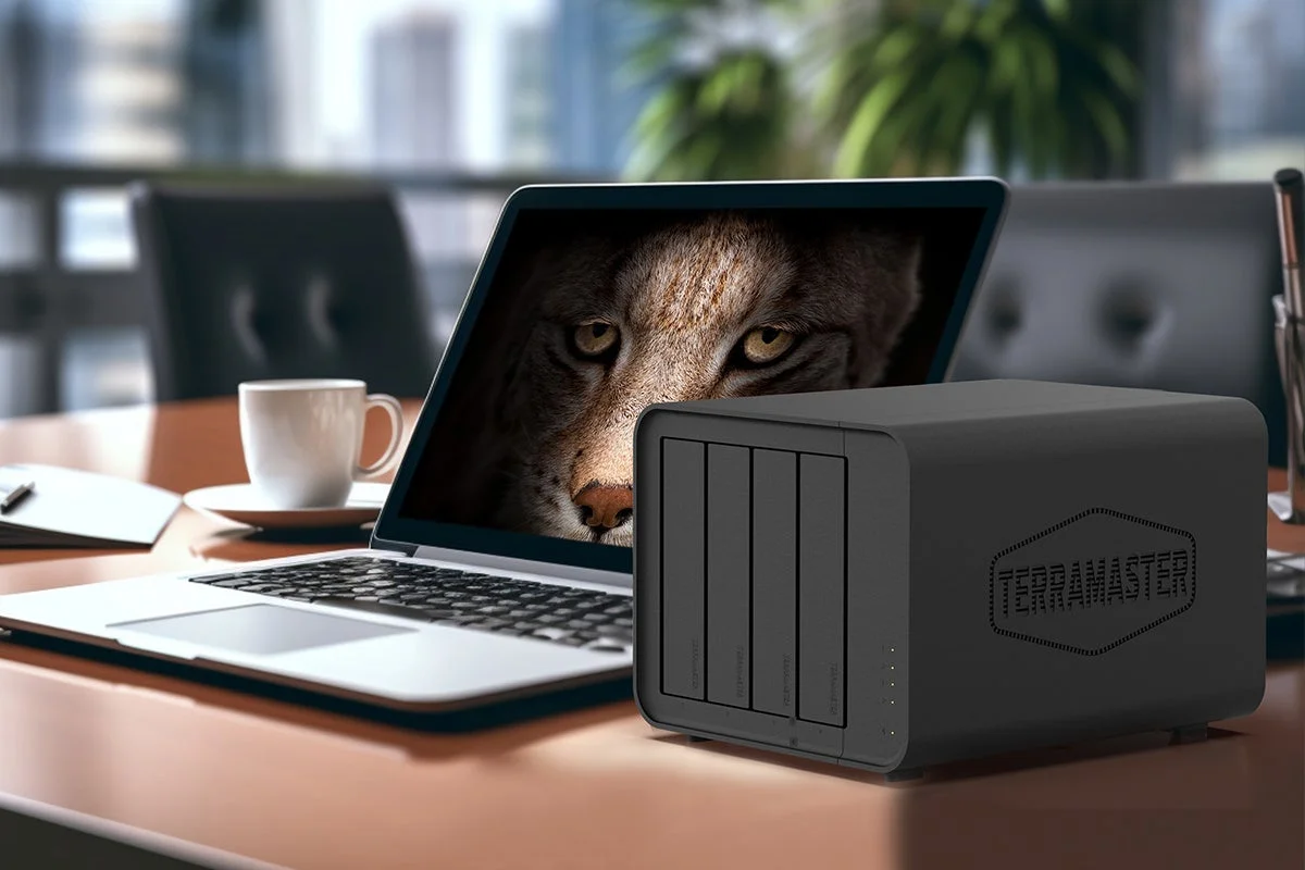 会議室のデスクに置かれたノートパソコンとNASデバイス