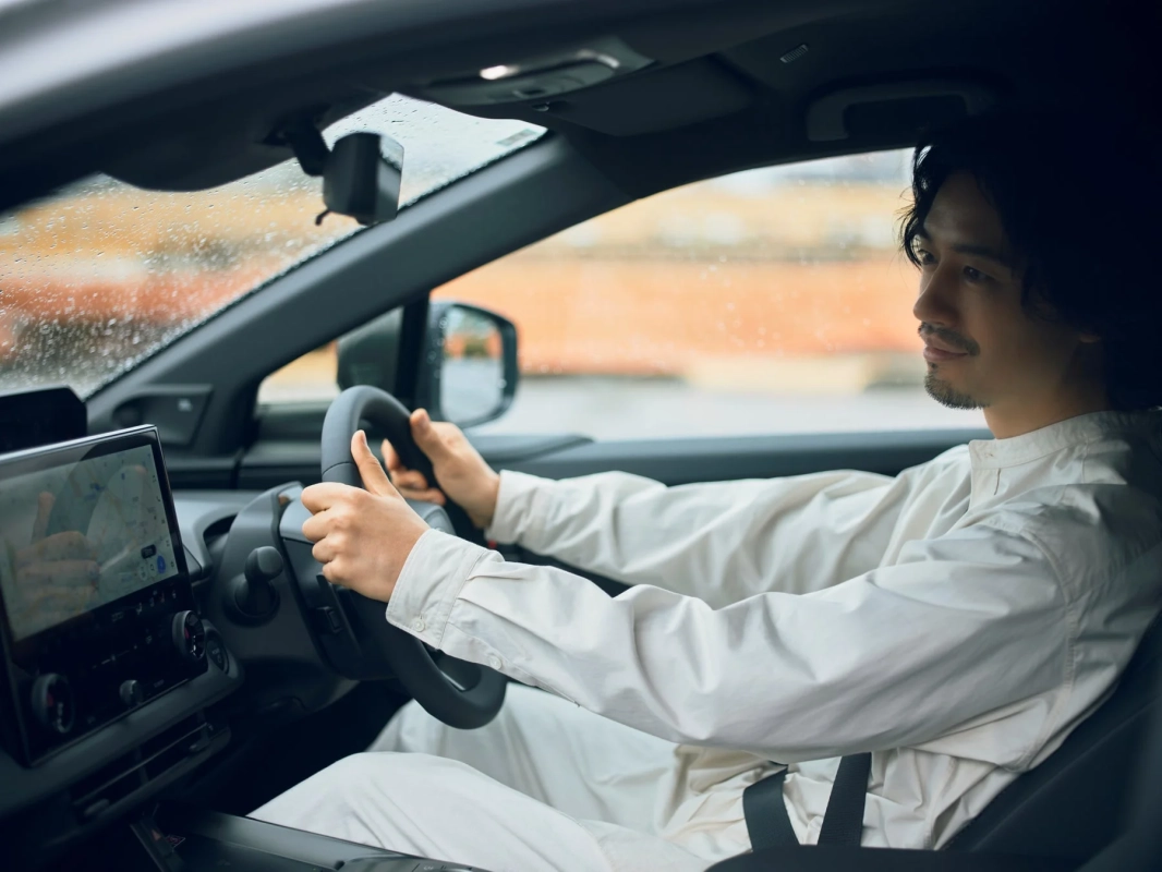 bZ4Xを運転する斎藤工さん