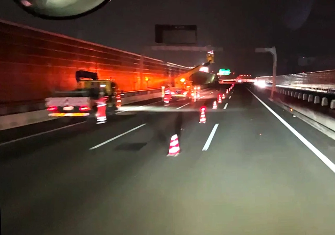 夜間の高速道路工事現場