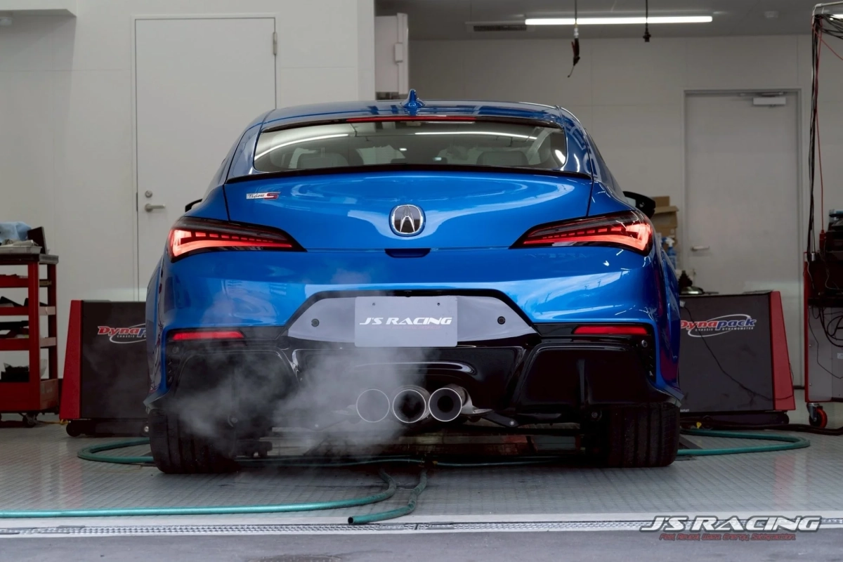 シャシダイナモでテストを受けるインテグラ タイプSの後方