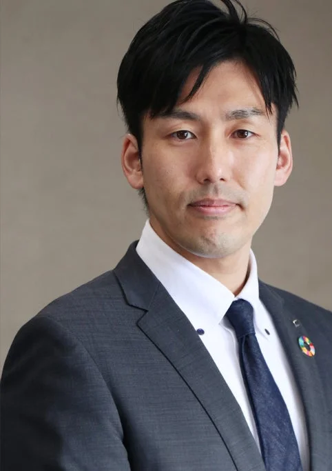 ビジネススーツを着用した東アジア系の男性の胸から上のポートレート