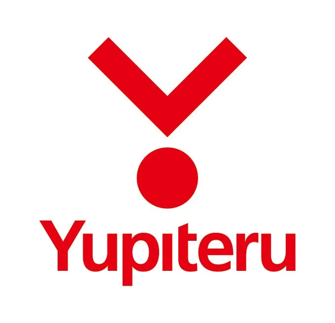白地に赤色で「Yupiteru」と書かれたロゴマークです。上部には逆V字と円を組み合わせた図形が配置されています。