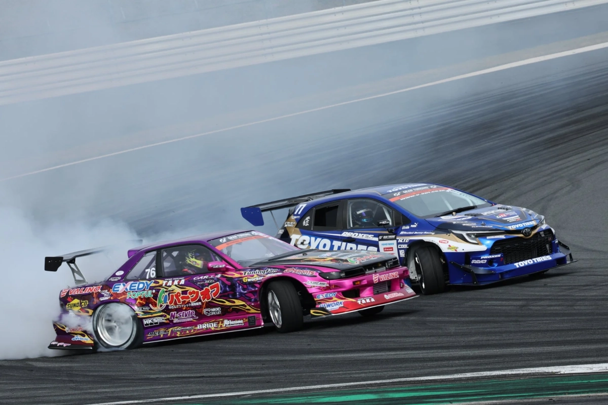 ドリフト走行中の改造車