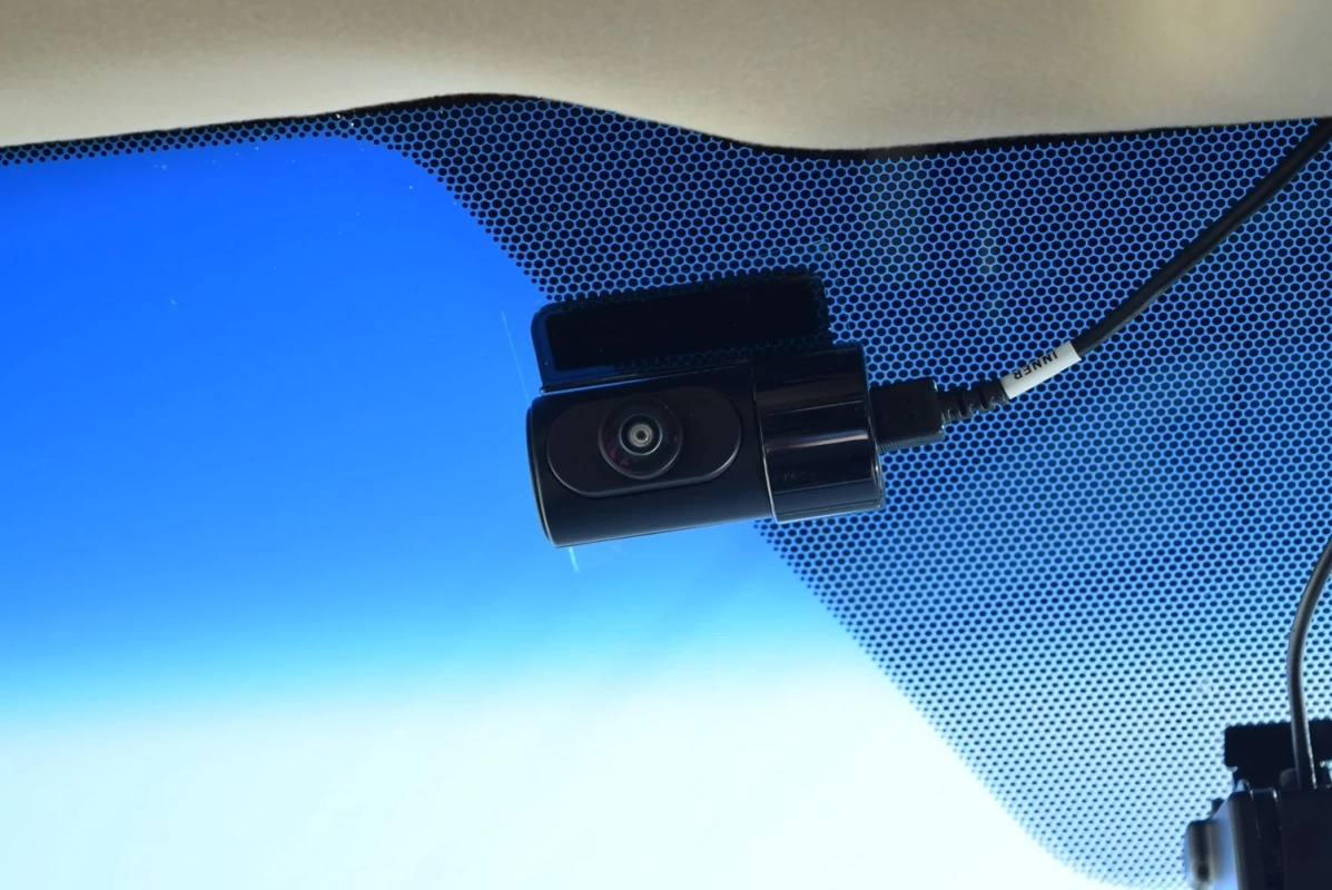 車内カメラをフロントガラス内向きに設置