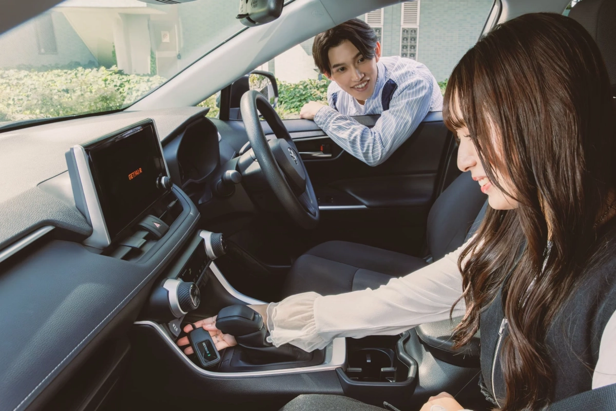 車内でデバイスを持つカップル