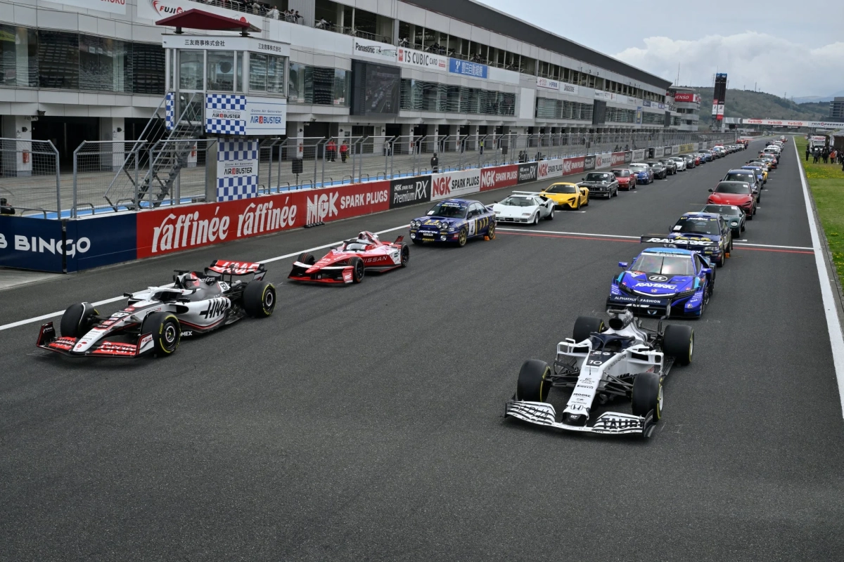 サーキットのスタートグリッドに並ぶレーシングカー