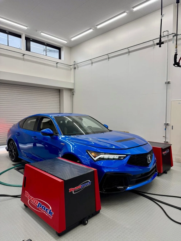 Dynapackシャーシダイナモメーターに設置されたインテグラ タイプS