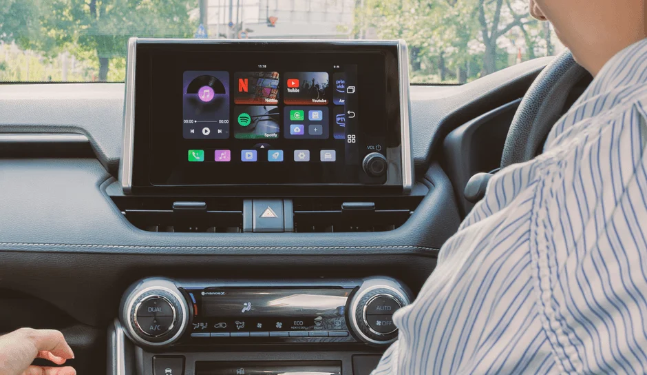 車内ディスプレイでNetflix、YouTube、Spotify、Prime Videoを表示