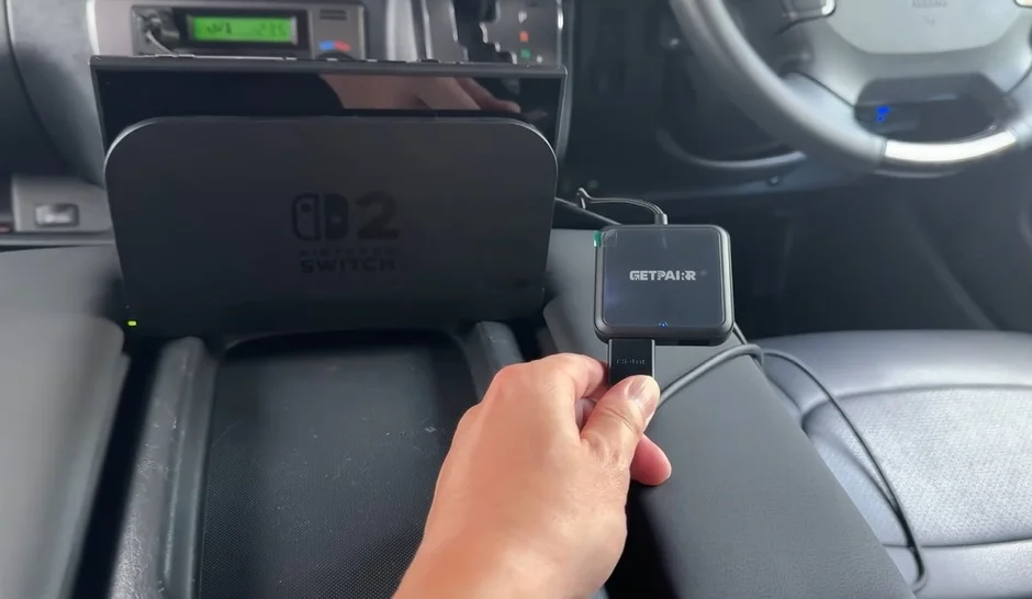 車内でNintendo Switchを接続する様子