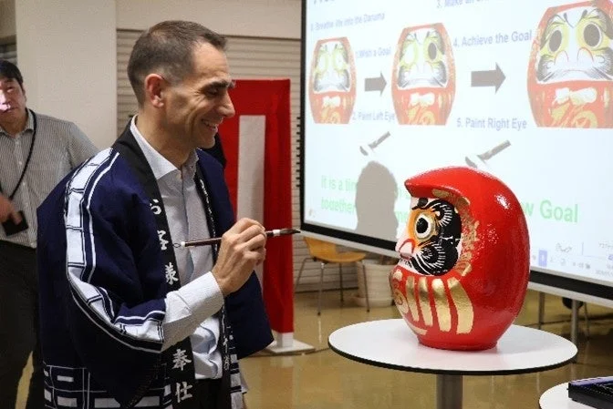 だるまに目を入れる様子