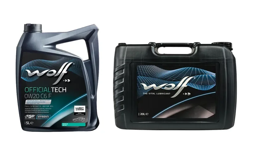 Wolfブランドのエンジンオイルが2種類写っています。左は5リットルの「OFFICIALTECH OW20 C6 F」フル合成モーターオイルで、ハイブリッド車にも対応し、優れた燃費性能と低温流動性を特徴としています。右は20リットルの潤滑油容器です。
