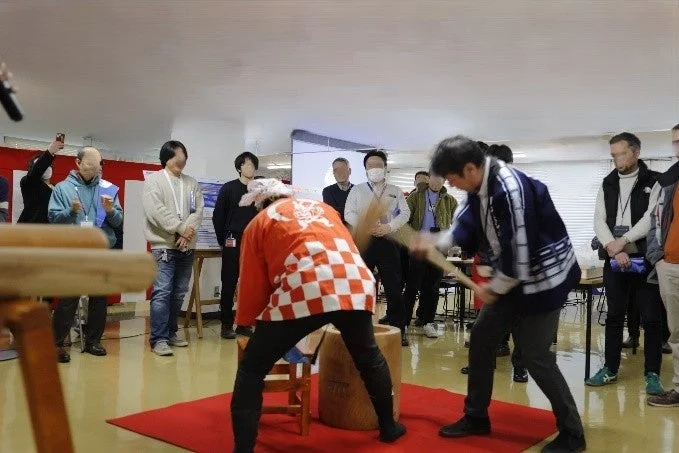 餅つきを楽しむ参加者