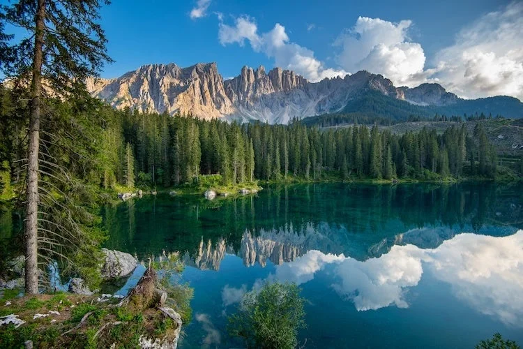 壮大な山々を背景に、透き通ったエメラルドグリーンの湖が広がる美しい自然の風景