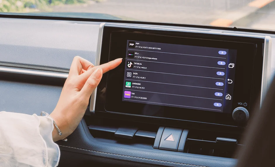 車内でカーナビを操作する女性の手
