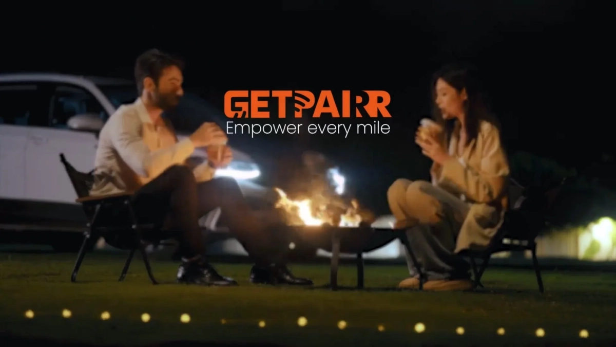 キャンプシーンとGETPAIRRのロゴ