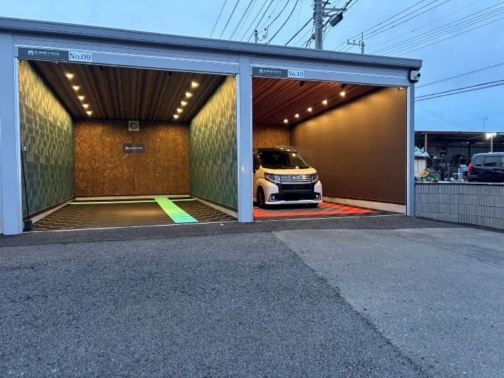 白いミニバンが駐車された明るくモダンなガレージ