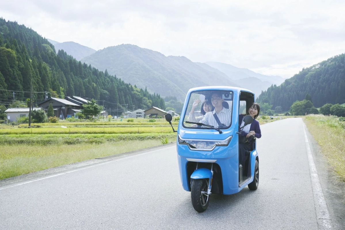 EVトゥクトゥクとカップル