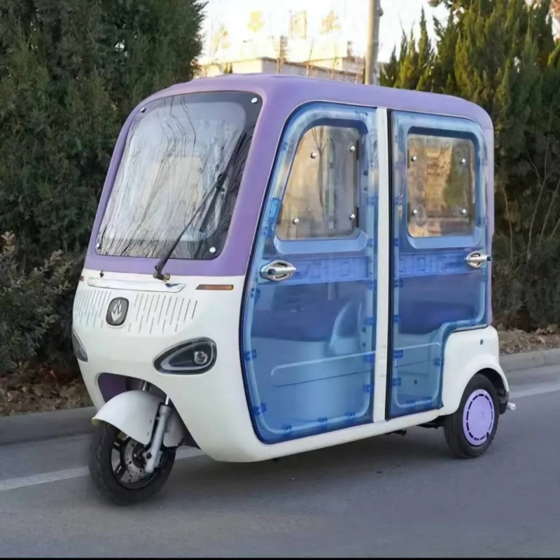 白と紫を基調とした電動三輪車