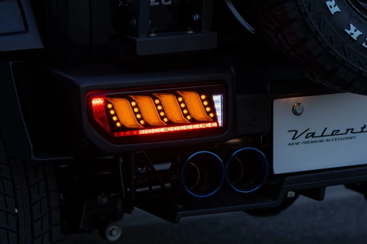 暗闇で輝くLEDテールランプとマフラー