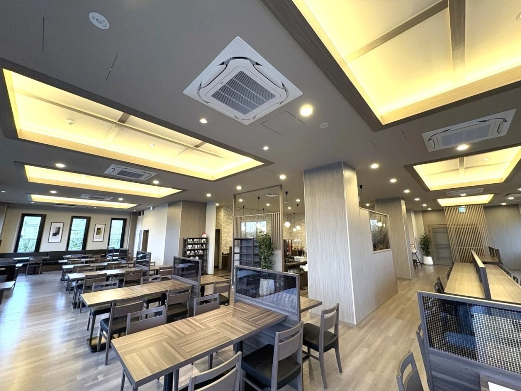 レストランの広々とした空間