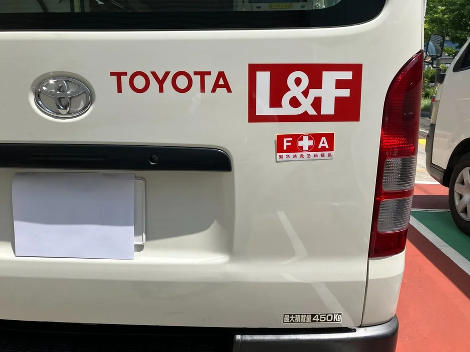 トヨタ製バンに貼られたF+Aステッカー