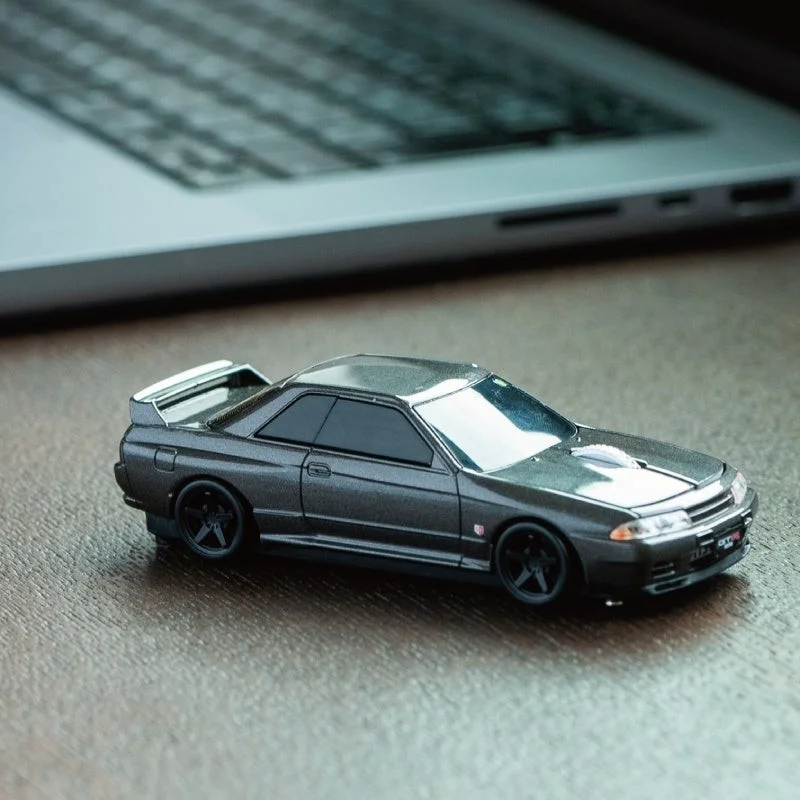 フロントライトが点灯したGT-R型マウス