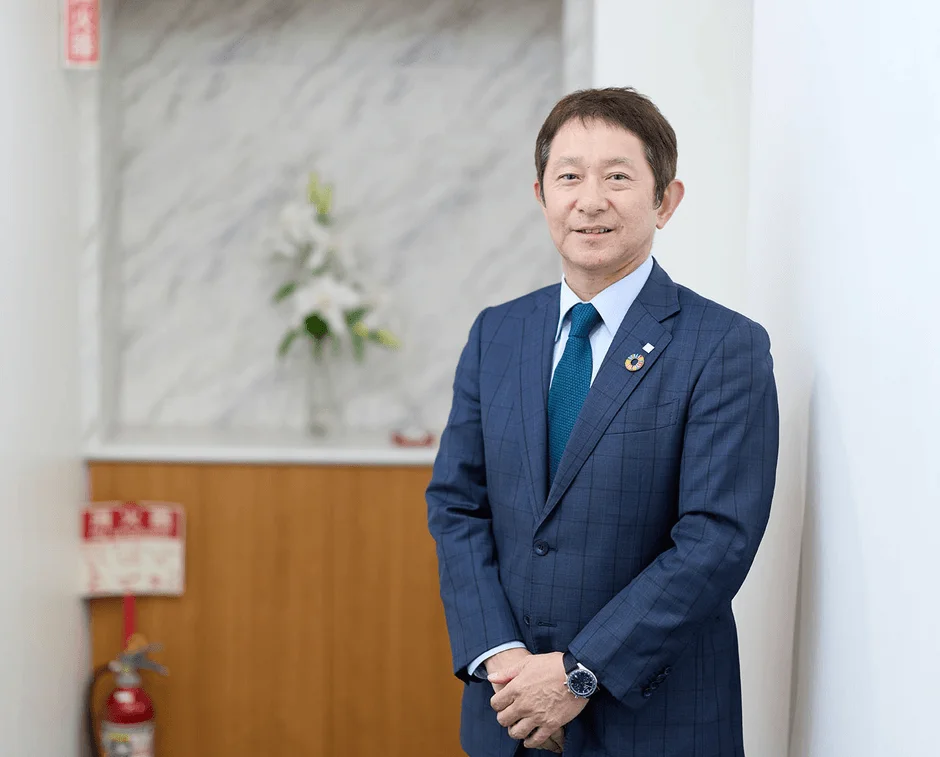 青いチェック柄のスーツを着た男性