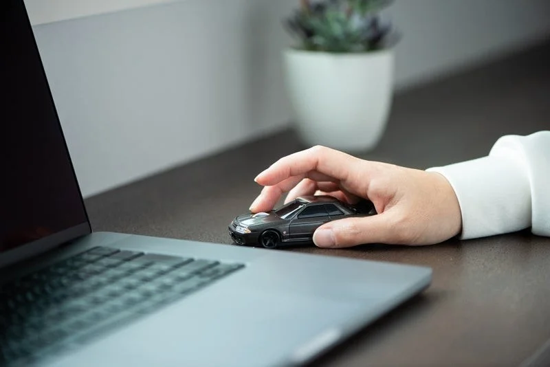 手がGT-R型マウスを操作