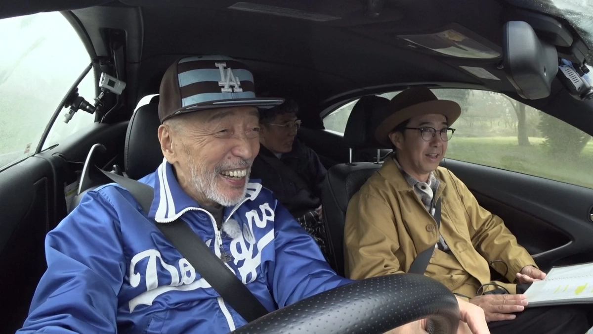 車内で会話する男性たち