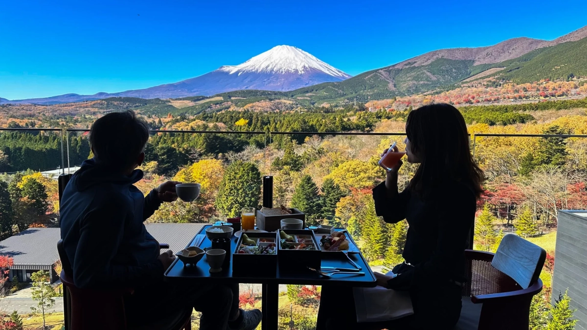 富士山を望むテラスでの朝食