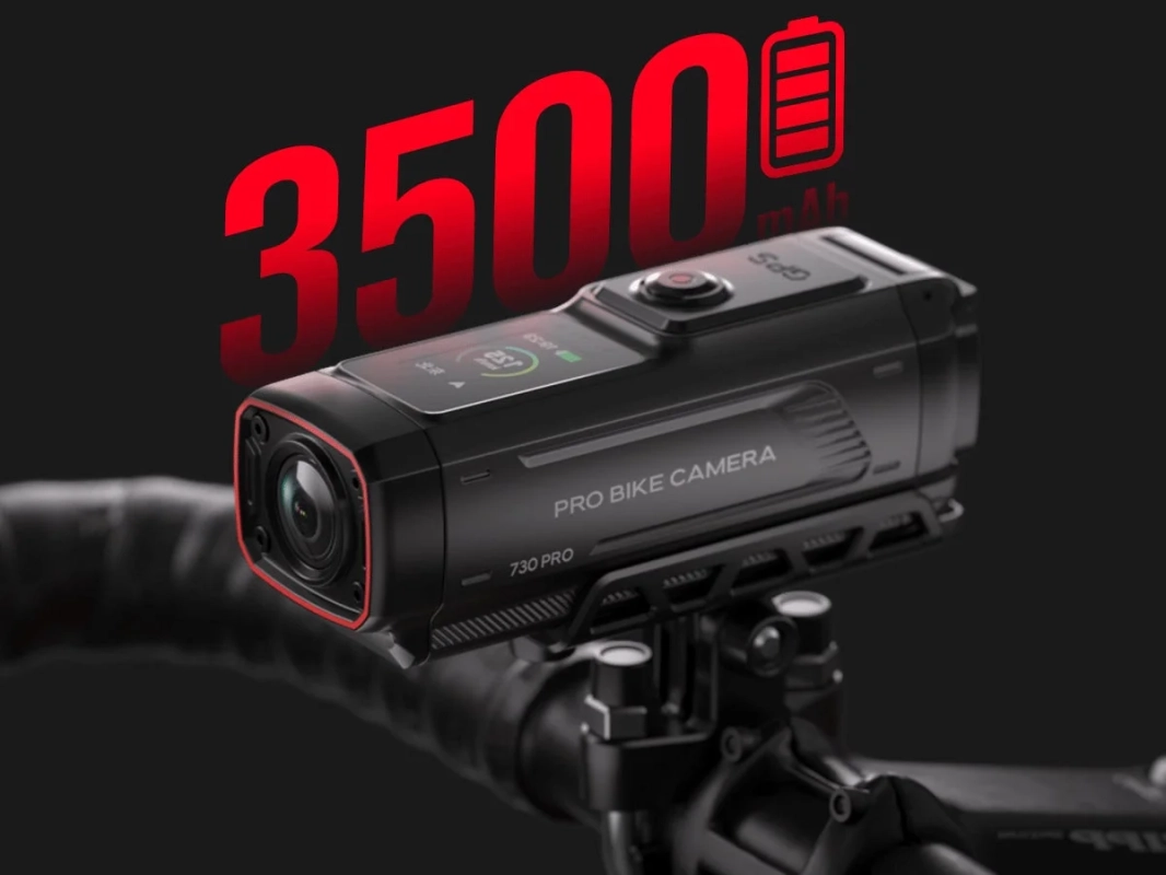 自転車のハンドルバーに装着された黒いアクションカメラ「PRO BIKE CAMERA 730 PRO」