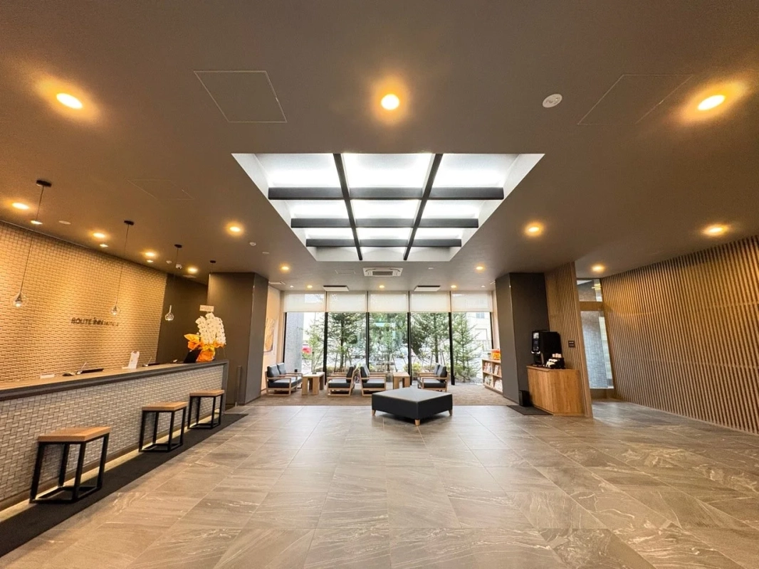 モダンで広々としたホテルのロビー