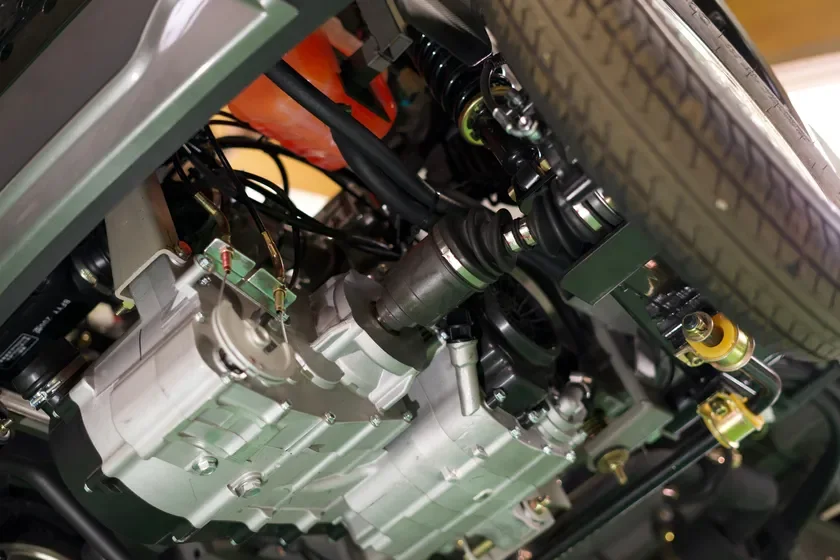 車両下部の機械部品