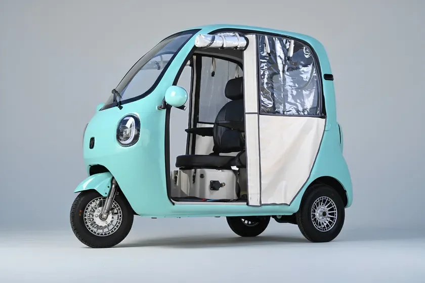 標準装備の雨除けサイドカバー 開けているようす