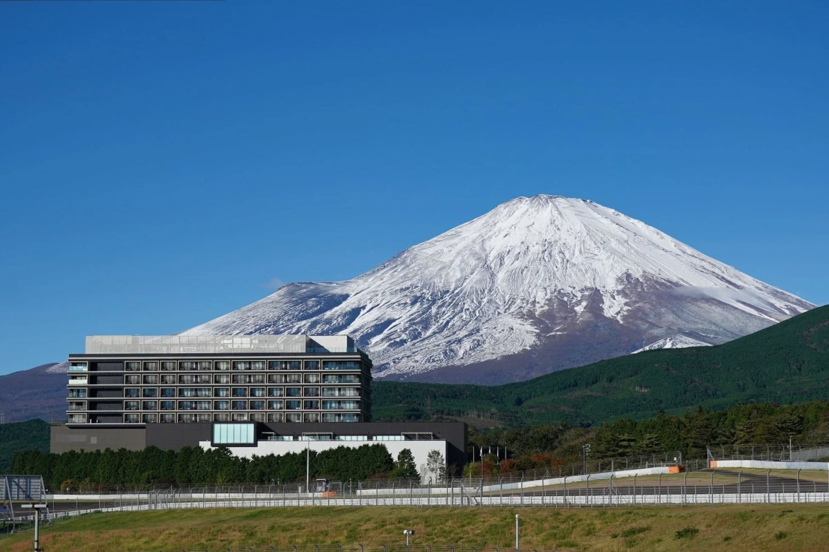 富士スピードウェイホテル外観と富士山