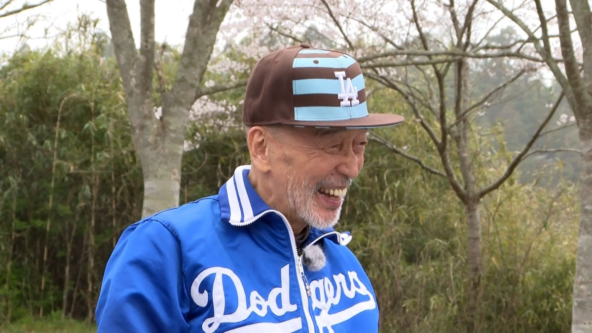 車内で談笑する様子