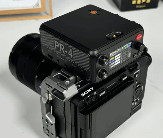 カメラにマウントされたPR-4