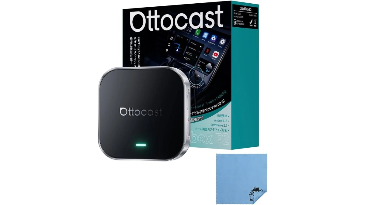 「Ottocast」ブランドのAIボックス「Ottocast Aibox E2」とパッケージ、クリーニングクロスが写っています。CarPlay/Android対応で、車載ナビをスマートフォンのように使えるデバイスです。
